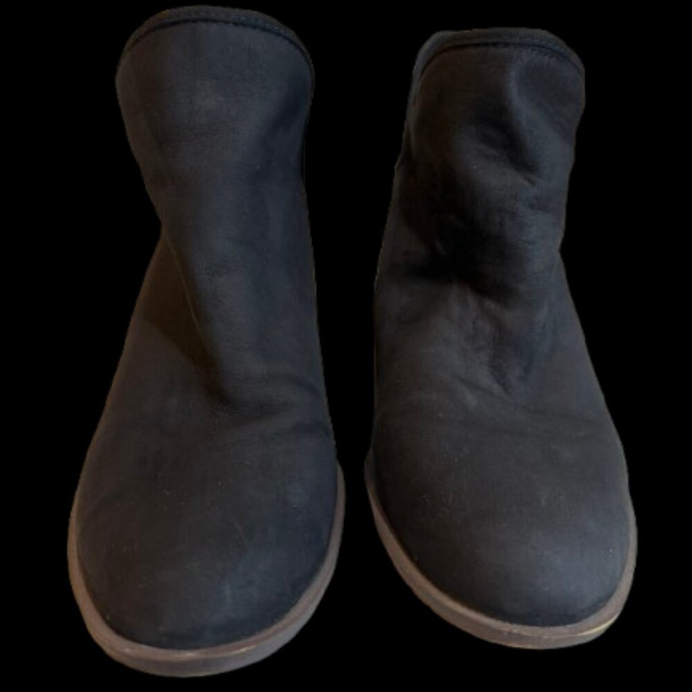 LUCKY black leather ankle boots with a V-cut side accent - size 10M